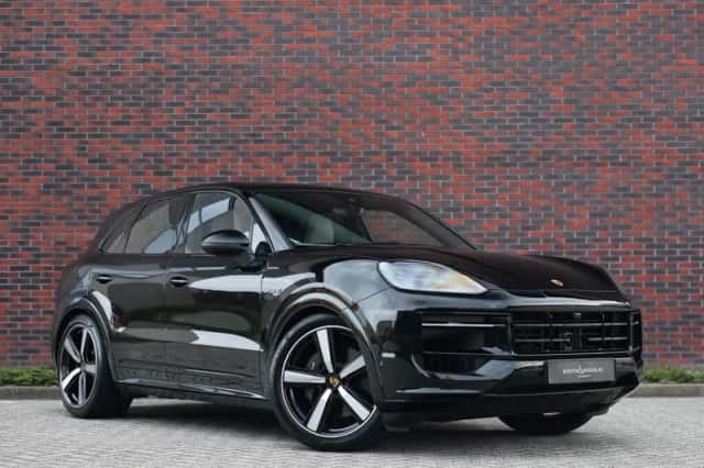 Porsche Cayenne (2023) thumbnail 2