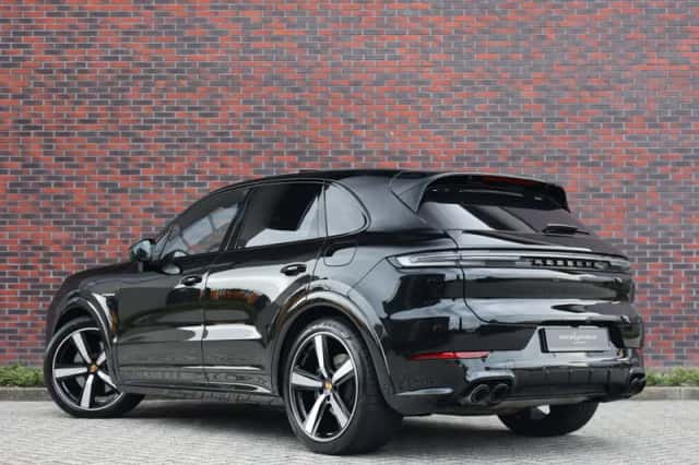 Porsche Cayenne (2023) thumbnail 3