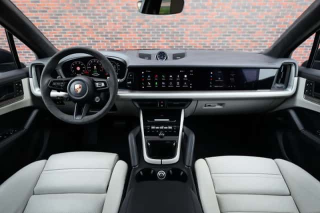 Porsche Cayenne (2023) thumbnail 4