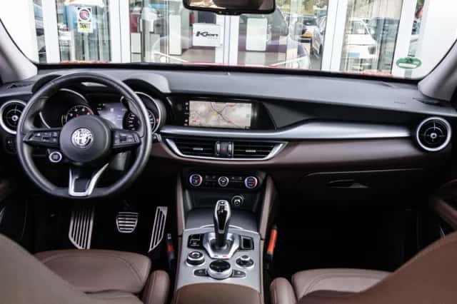 Alfa Romeo Stelvio (2021) thumbnail 2
