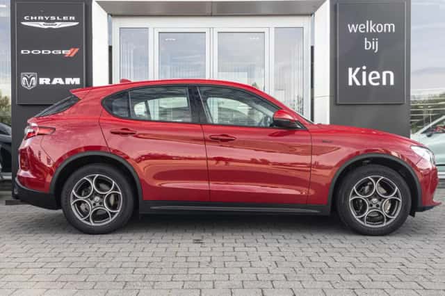 Alfa Romeo Stelvio (2021) thumbnail 3