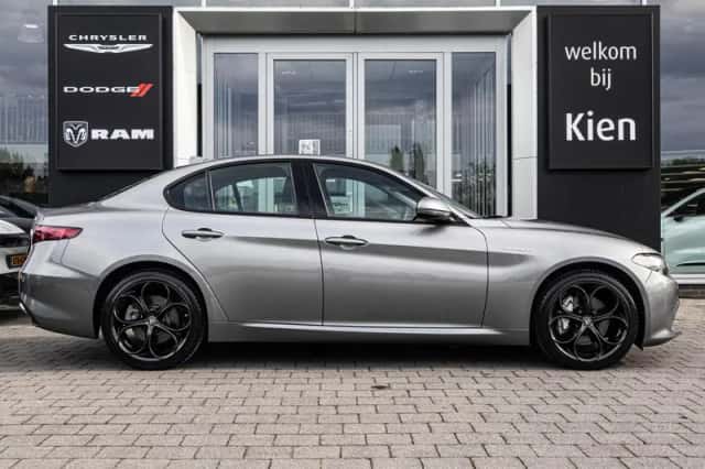 Alfa Romeo Giulia (2020) thumbnail 3