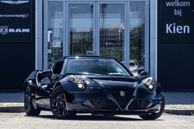 Alfa Romeo 4C (2016) thumbnail 1