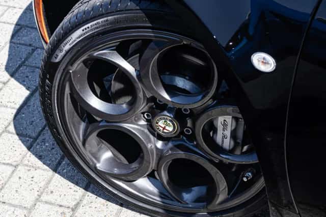 Alfa Romeo 4C (2016) thumbnail 3