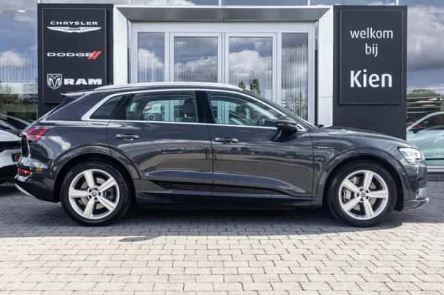Audi e-tron (2019) thumbnail 4