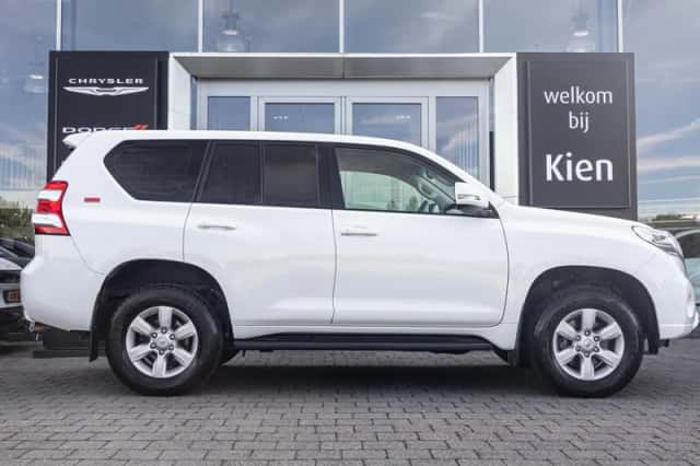 Toyota Land Cruiser (2018) thumbnail 3