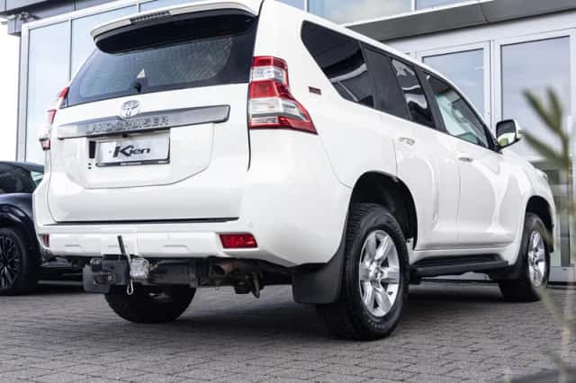 Toyota Land Cruiser (2018) thumbnail 4