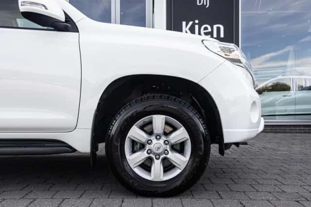 Toyota Land Cruiser (2018) thumbnail 5