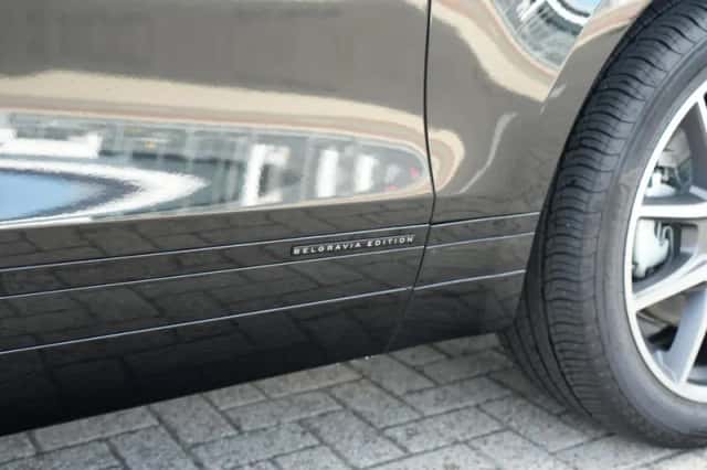 Land Rover Range Rover Velar (2026) thumbnail 6