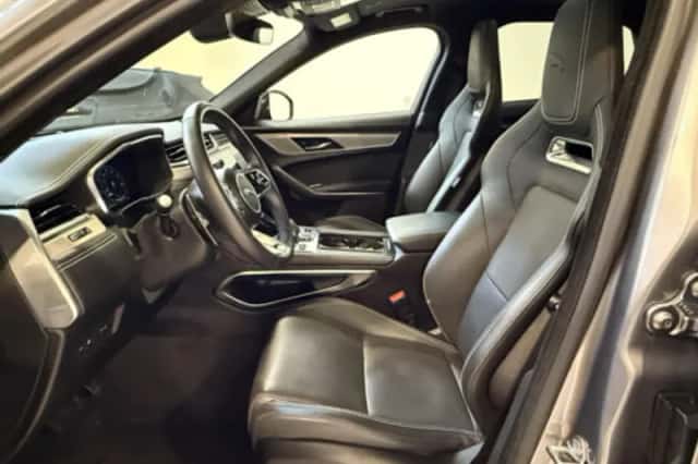 Jaguar F-Pace (2024) thumbnail 6