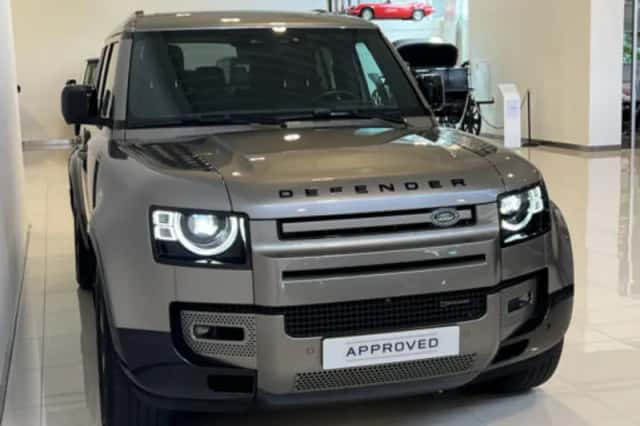 Land Rover Defender (2022) thumbnail 3