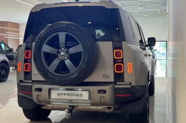 Land Rover Defender (2022) thumbnail 4