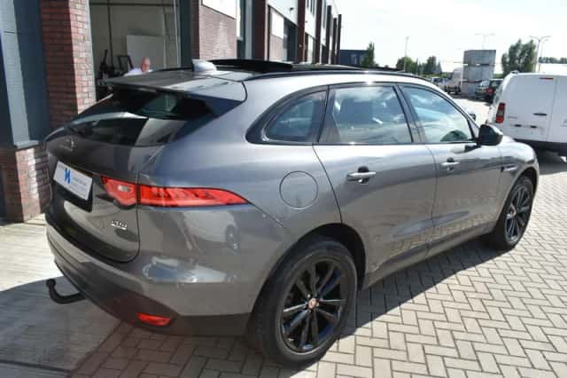 Jaguar F-Pace (2018) thumbnail 2