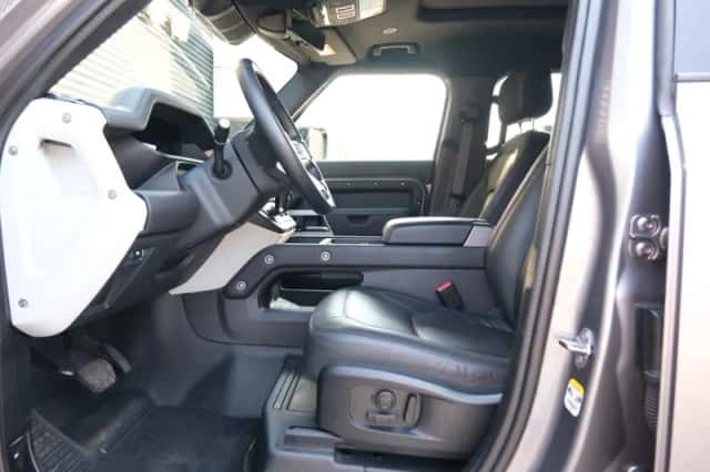 Land Rover Defender (2023) thumbnail 4