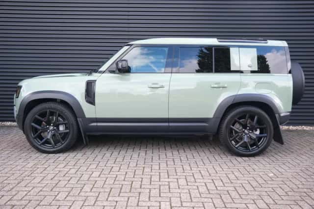 Land Rover Defender (2023) thumbnail 2