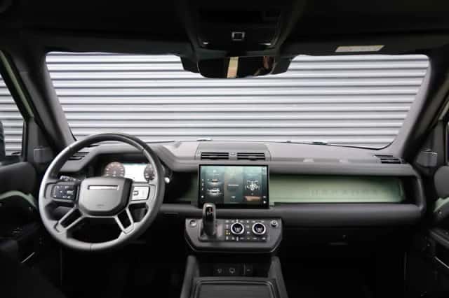Land Rover Defender (2023) thumbnail 3