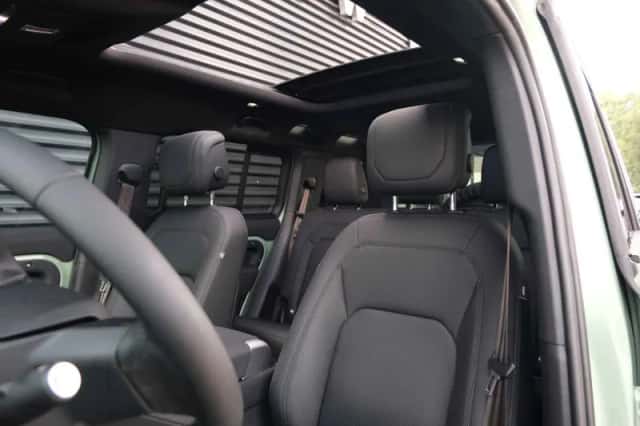 Land Rover Defender (2023) thumbnail 4