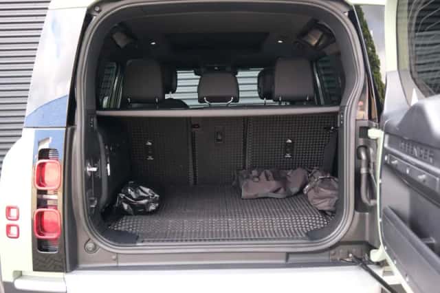 Land Rover Defender (2023) thumbnail 6
