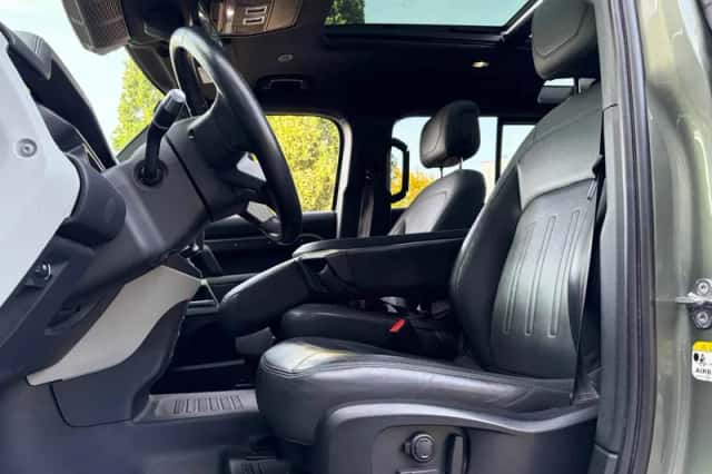 Land Rover Defender (2022) thumbnail 3