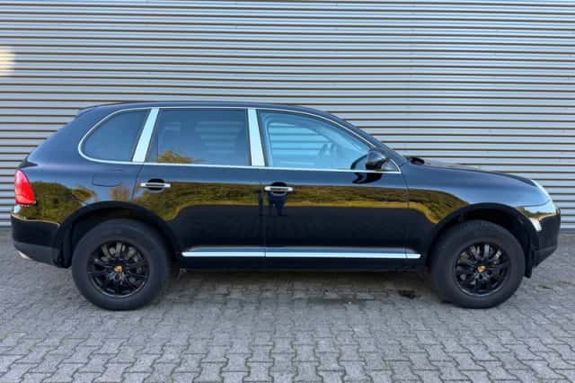 Porsche Cayenne (2005) thumbnail 1