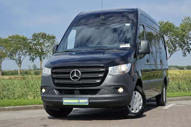 Mercedes-Benz Sprinter (2023) thumbnail 1
