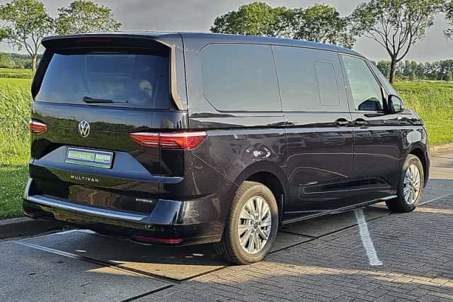 Volkswagen Multivan (2023) thumbnail 3