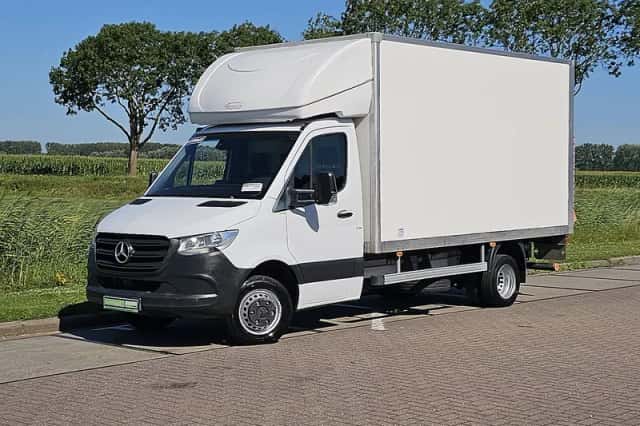 Mercedes-Benz Sprinter (2023) thumbnail 2