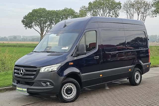 Mercedes-Benz Sprinter (2024) thumbnail 2