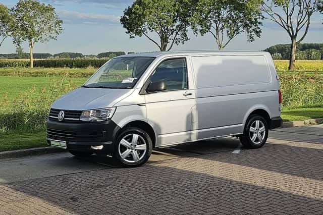 Volkswagen Transporter (2017) thumbnail 2