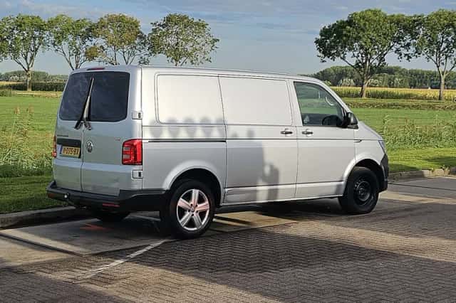 Volkswagen Transporter (2017) thumbnail 3