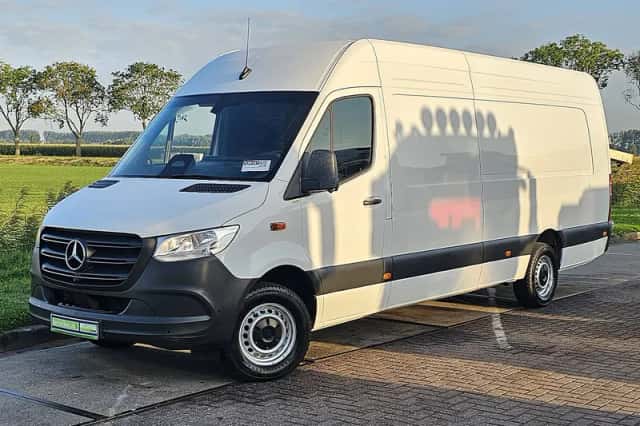 Mercedes-Benz Sprinter (2024) thumbnail 2