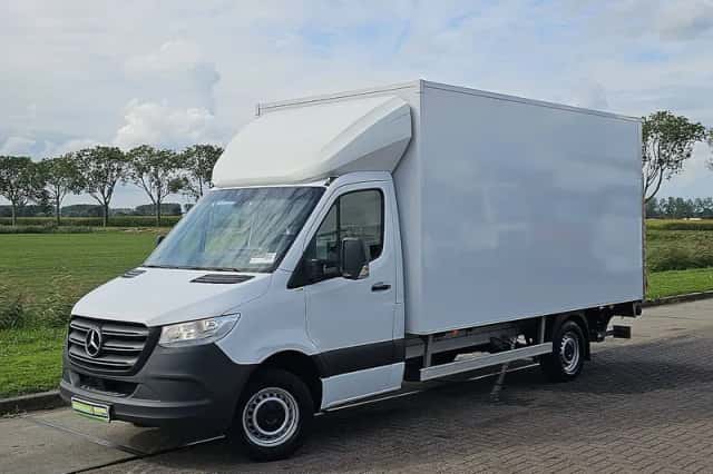 Mercedes-Benz Sprinter (2023) thumbnail 2