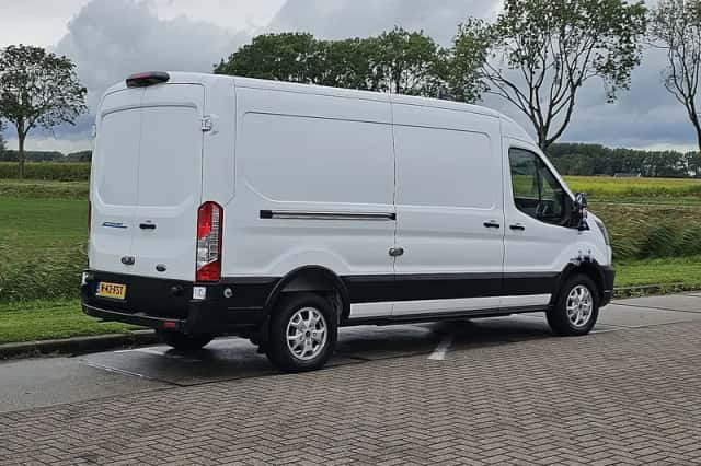Ford Transit (2024) thumbnail 3