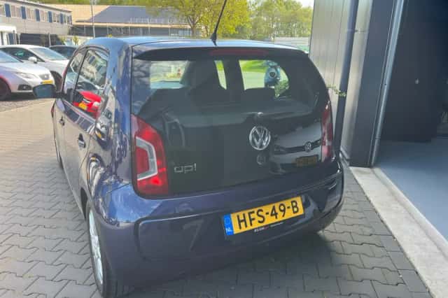Volkswagen Up! (2015) thumbnail 4