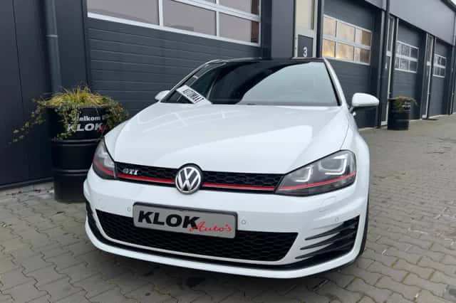 Volkswagen Golf (2016) thumbnail 4