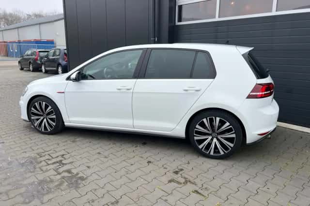 Volkswagen Golf (2016) thumbnail 5