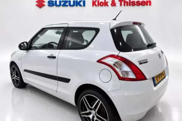 Suzuki Swift (2011) thumbnail 4