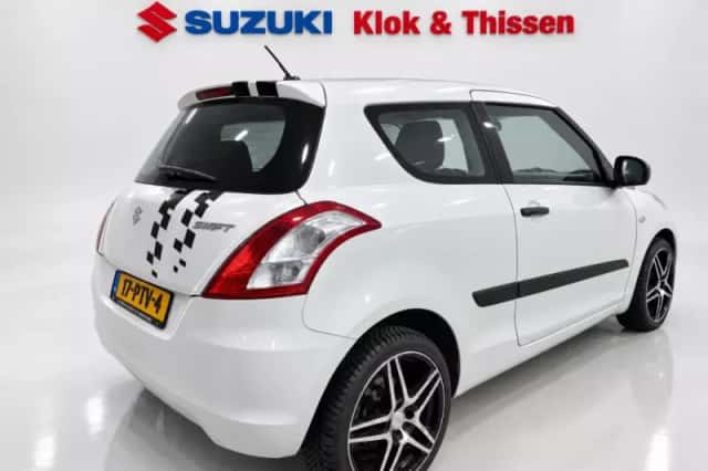 Suzuki Swift (2011) thumbnail 5