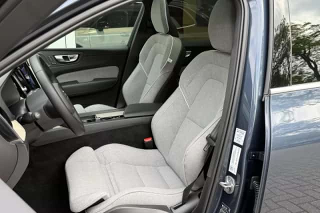 Volvo XC60 (2023) thumbnail 4