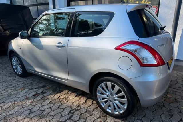Suzuki Swift (2011) thumbnail 3