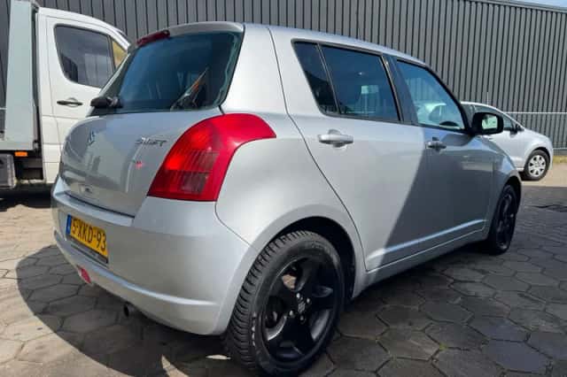 Suzuki Swift (2006) thumbnail 5