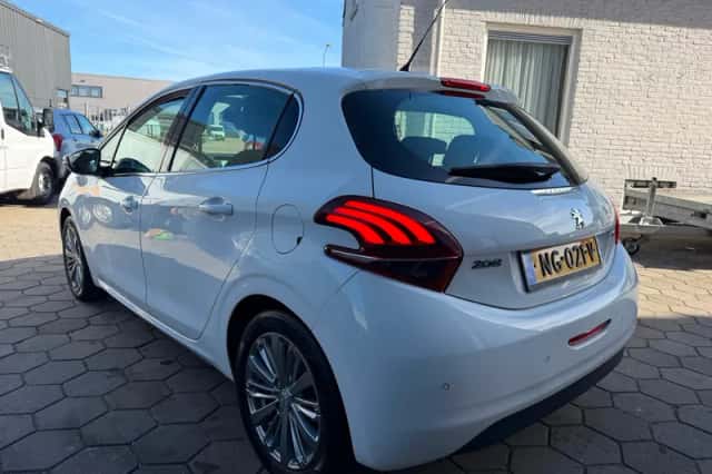 Peugeot 208 (2016) thumbnail 3