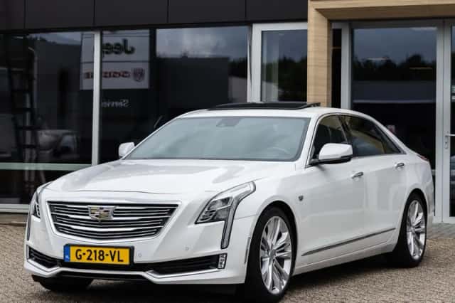 Cadillac CT6 (2016) thumbnail 3
