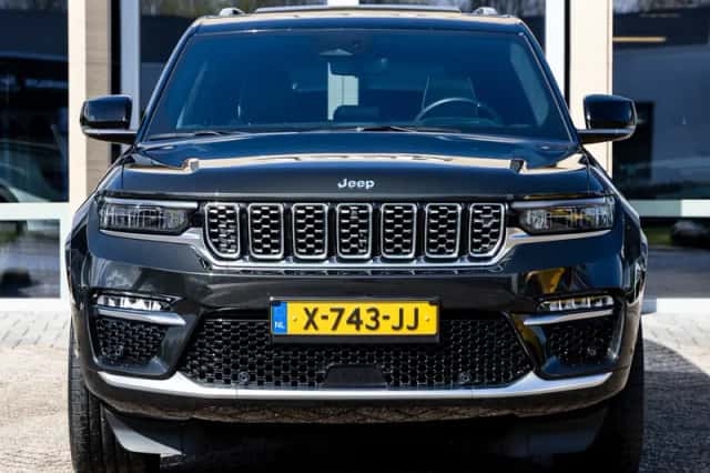Jeep Grand Cherokee (2023) thumbnail 4