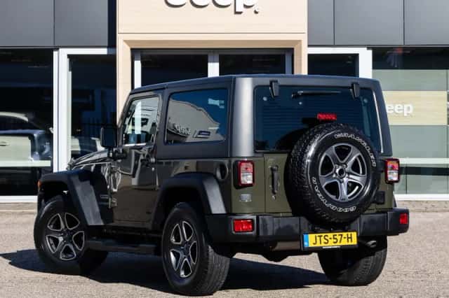 Jeep Wrangler (2016) thumbnail 2