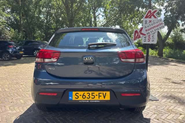 Kia Rio (2023) thumbnail 2