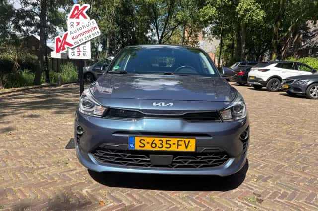 Kia Rio (2023) thumbnail 3