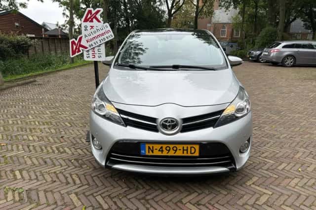 Toyota Verso (2016) thumbnail 3