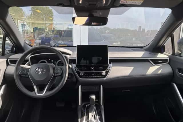 Toyota Corolla Cross (2024) thumbnail 2