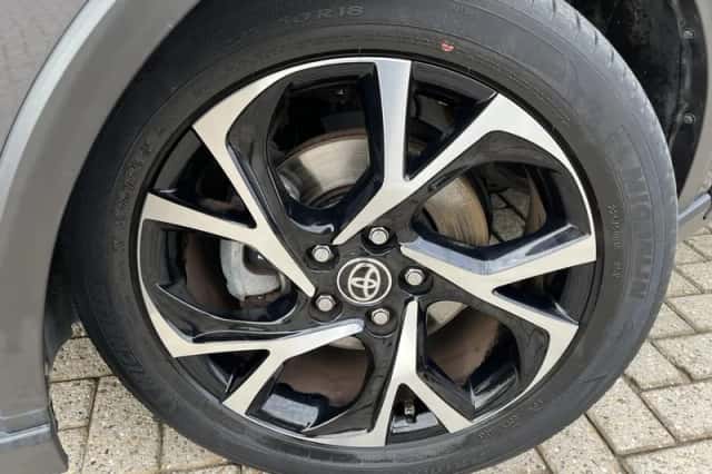 Toyota C-HR (2020) thumbnail 2